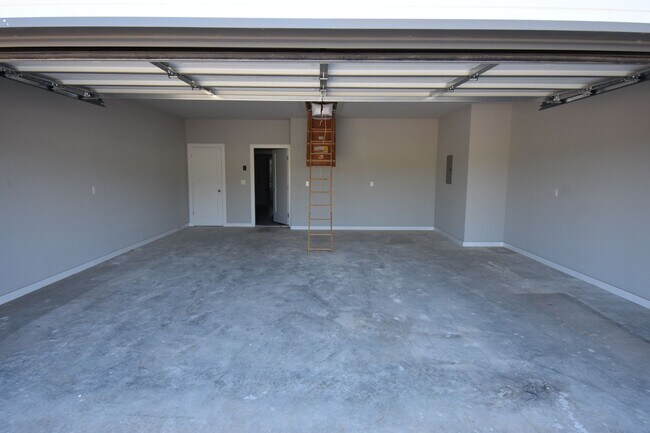 Building Photo - 4BR/2BA Farmington Home!