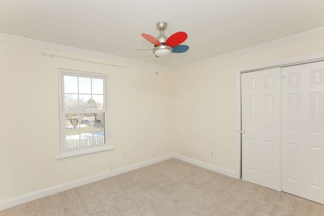 Building Photo - Spacious 4BR Home with a Fenced Yard & Jetted Tub