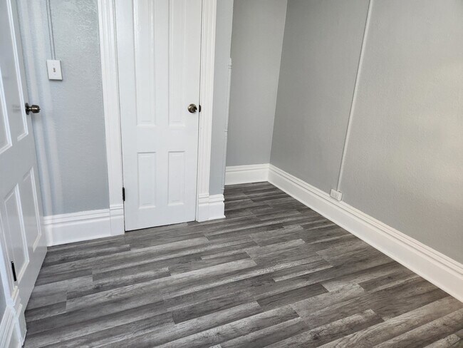 Building Photo - 7 National St