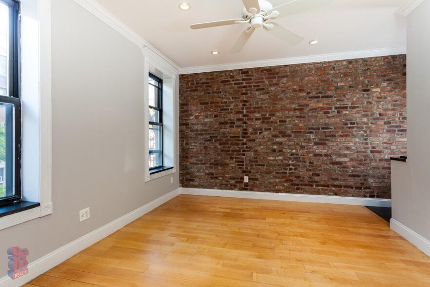 Building Photo - 346 E 18th St