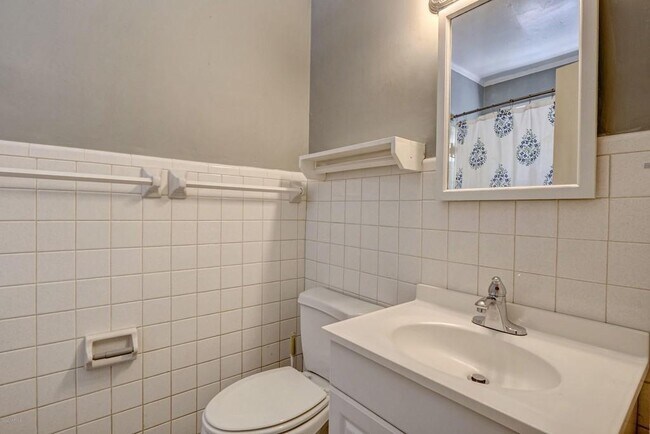 Bathroom - 2702 Chestnut St