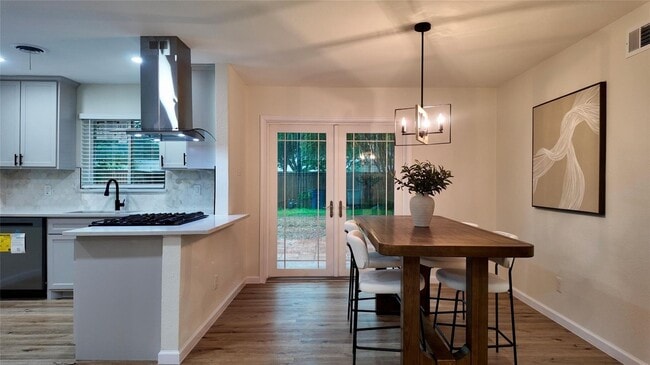 Building Photo - Beautiful Lochwood Gem