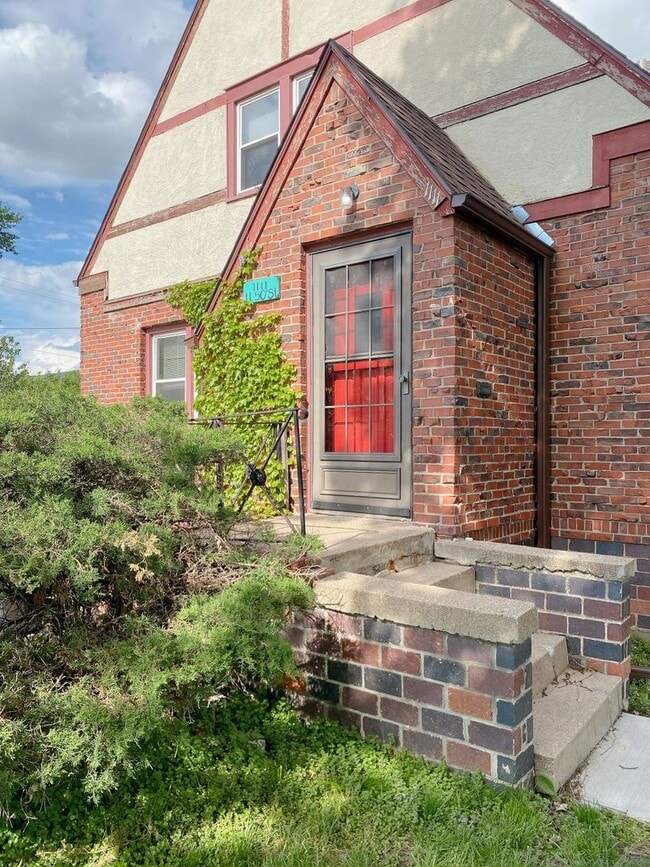 Building Photo - Large 2 bed 1 bath duplex with one car att...