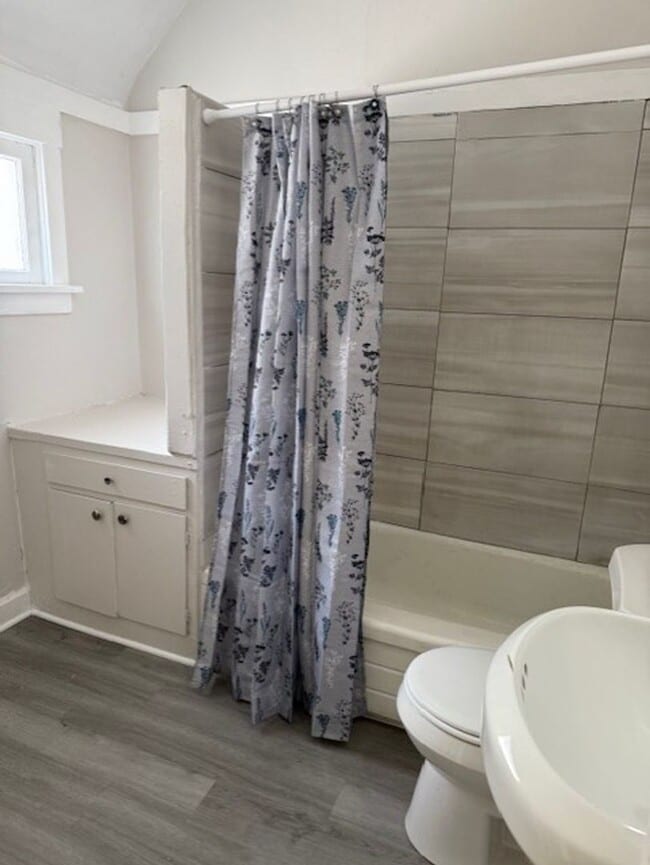 Building Photo - Spacious 1 bedroom with Bonus Room