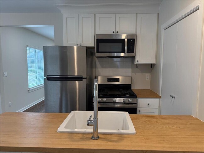 Building Photo - 1205 Military Ct