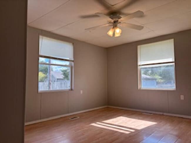 Building Photo - 3 bedroom, 1 bathroom Triplex: Martinsville