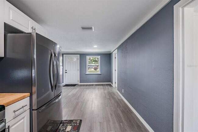 Building Photo - 636 Stremma Rd