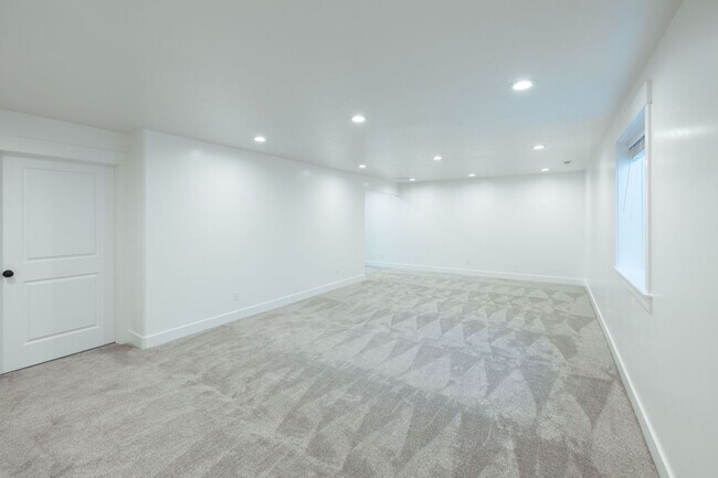 Building Photo - $500 off first month's rent. If rented before the end of AUGUST!!BRAND NEW 5 BED 3 BATH TWIN HOME