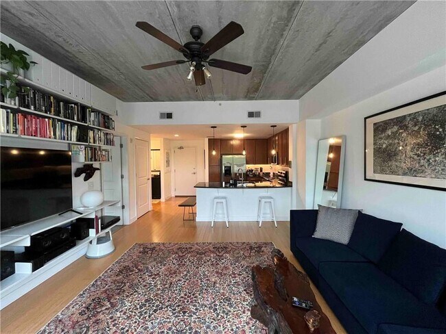 Building Photo - 563 Memorial Dr SE