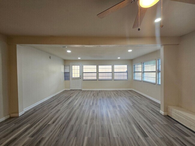 Building Photo - 501 W Voelter Ave