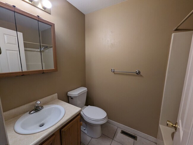 Building Photo - • 2 Bed • 2 Bath • Overlooking the White R...