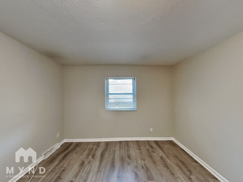 Building Photo - 1853 Tamarack Ct N