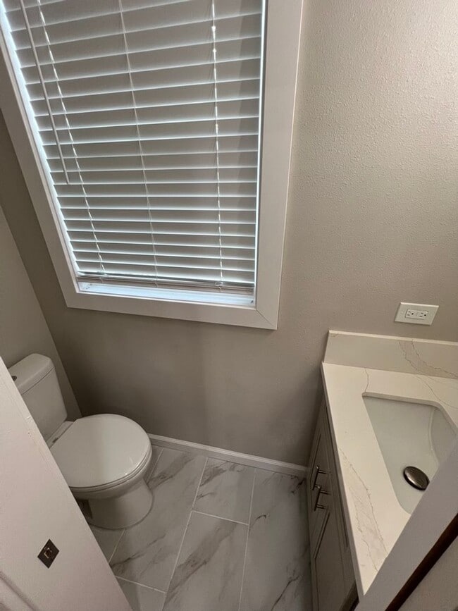 Building Photo - Split AC's In each room. Wet Bar. Spacious