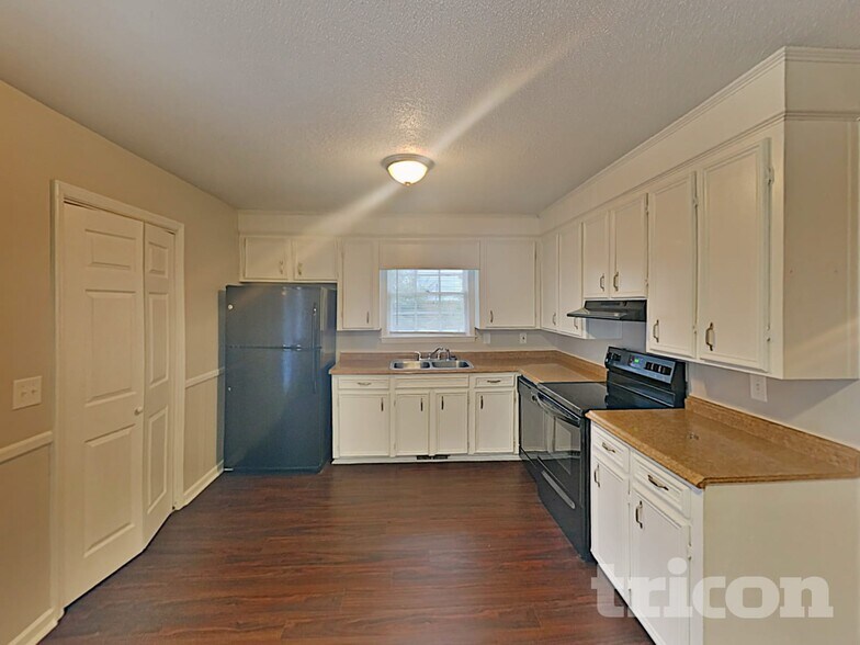 Building Photo - 305 Concourse Dr