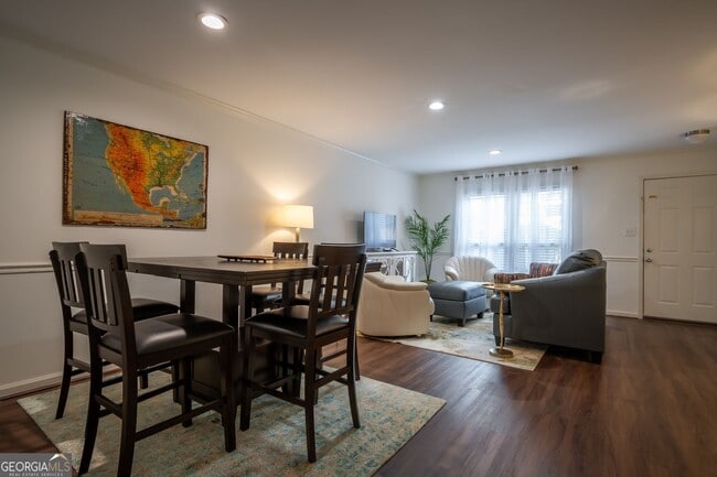 Building Photo - 210 E Cloverhurst Ave