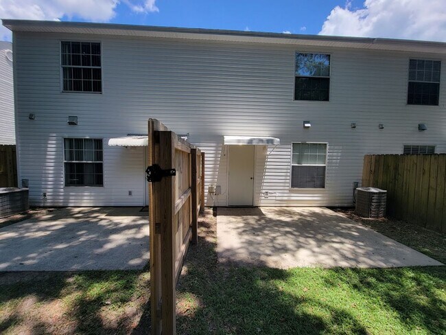 Building Photo - 3 BR/ 2BA Townhome located in