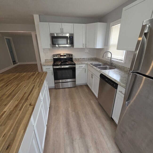 Building Photo - Rental ready Corner Lot with a Spacious 3 bedrooms and 2 full baths in Willis Ave in Independence...