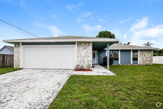 Building Photo - 2496 SW Falcon Cir