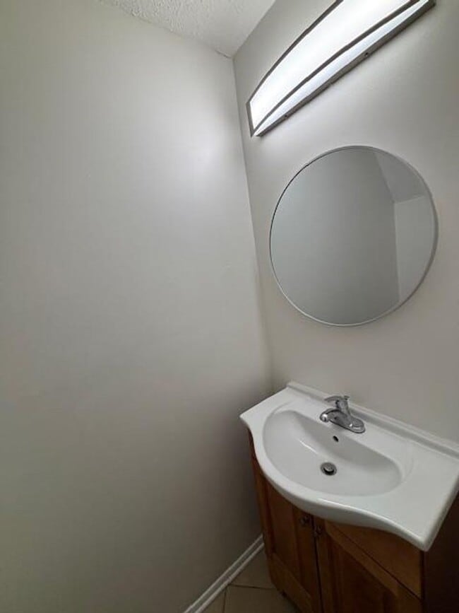 Building Photo - Beautifully Renovated 3-Bedroom, 2.5-Bath ...