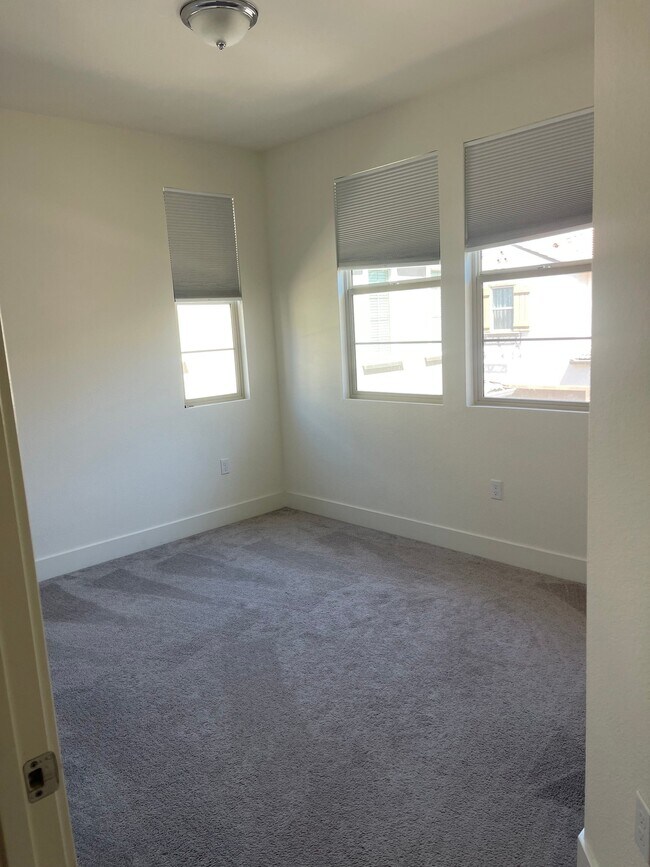 Building Photo - 10523 Tenor Way