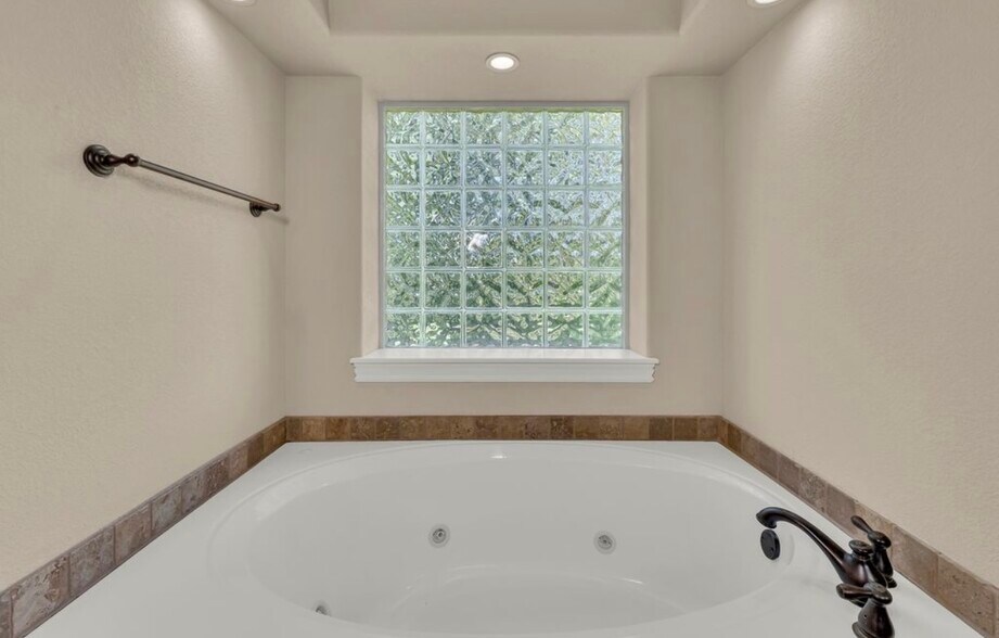 Building Photo - 602 NW 17th Ct