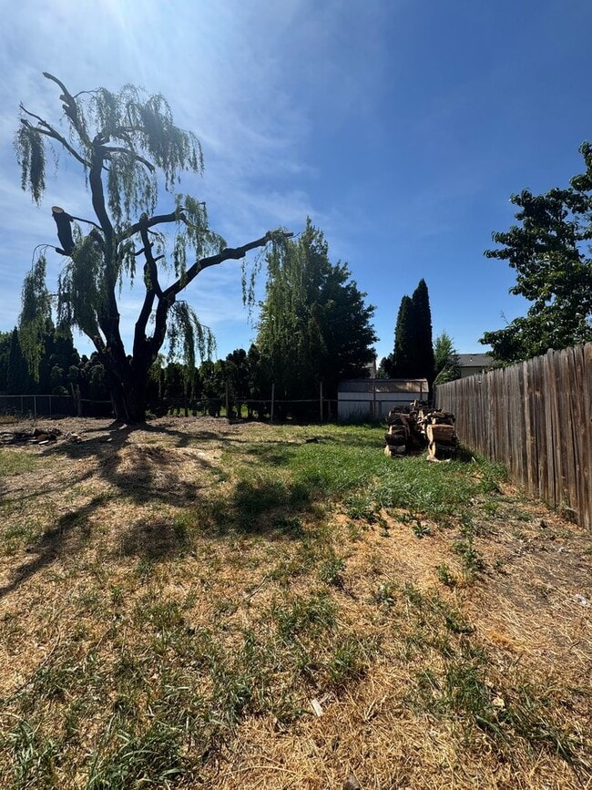 Building Photo - PET FRIENDLY 4 Bedroom 2 Bath