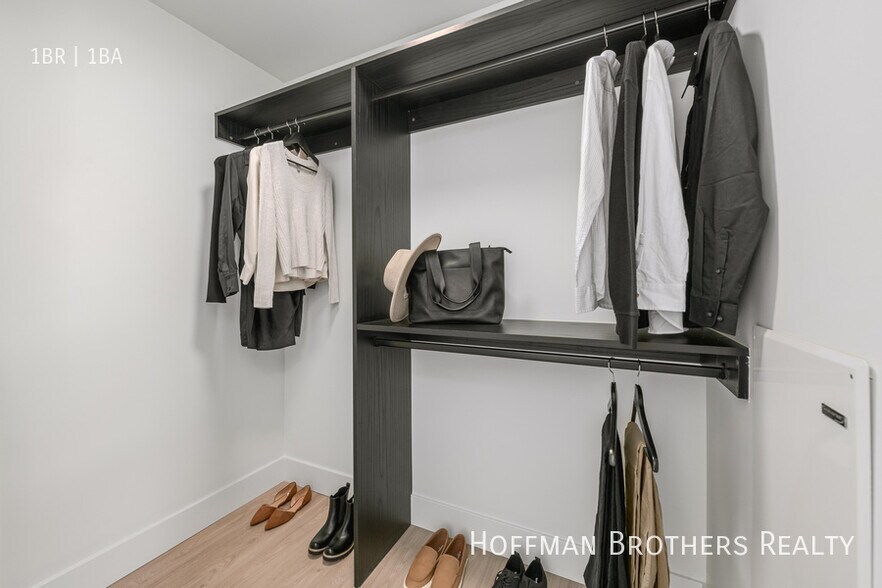 Building Photo - 200 N Toluca St