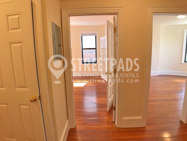 Building Photo - 881 Massachusetts Ave