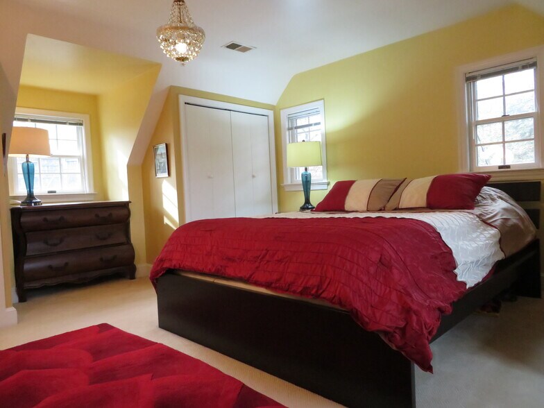 Building Photo - 1044 26th St S