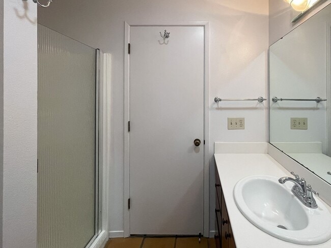 Building Photo - 2 Bedroom 2 Bath Condo in Pacific Grove