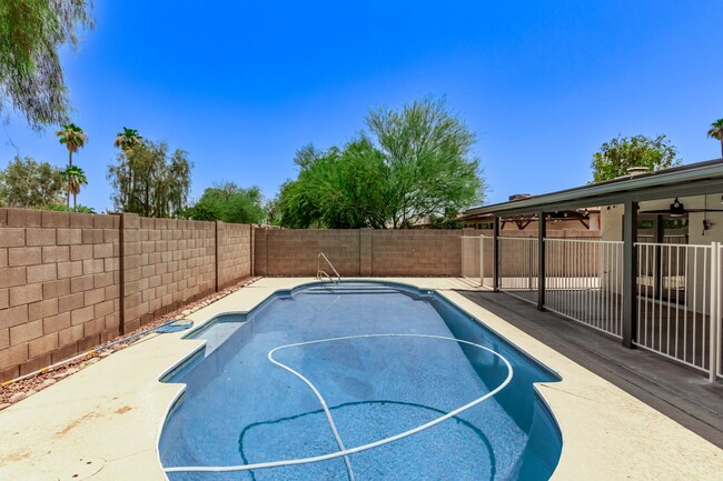 Building Photo - 6 BEDROOM HOME IN TEMPE WITH POOL!