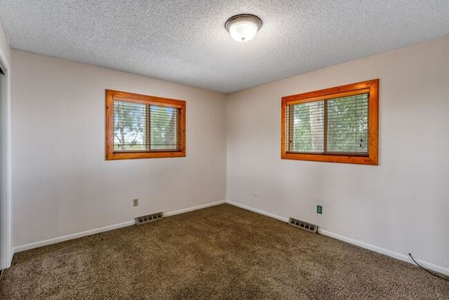Building Photo - Spacious Bi-Level Home with Mountain & Lak...