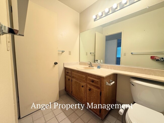 Building Photo - 2208 Begonia Ct