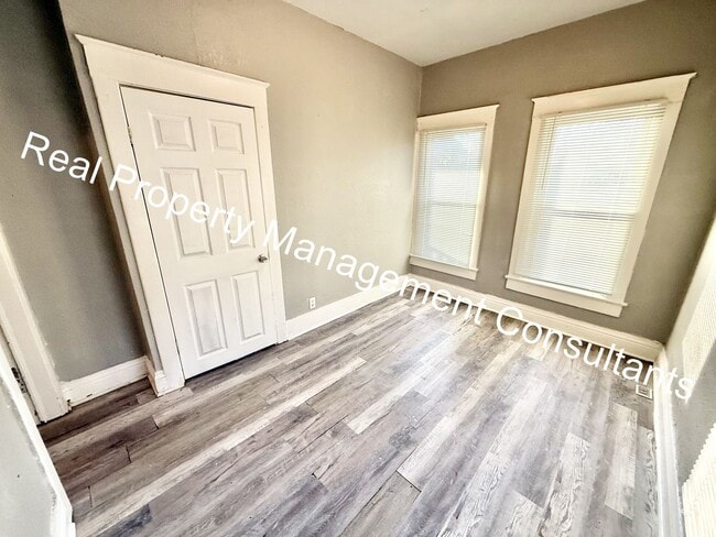 Building Photo - Renovated 2 Bedroom with Deposit Free Living via Obligo