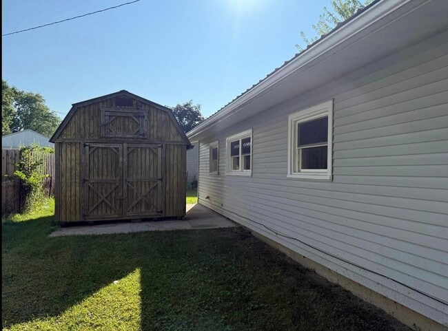 Building Photo - 100 Valley View Dr
