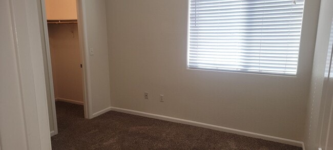Building Photo - Adorable 3 bedroom 2.5 bath Home