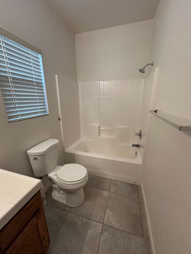 Building Photo - Charming 3 bedroom 2 bathroom home located in Hanford