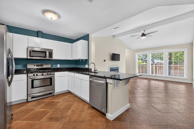 Building Photo - 801 Kavanagh Dr