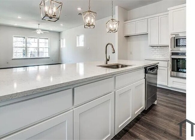 Building Photo - 7557 Regal Ln