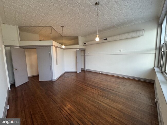 Building Photo - 328 S Broadway