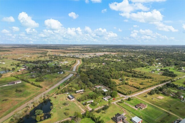 Building Photo - 15930 Pine St