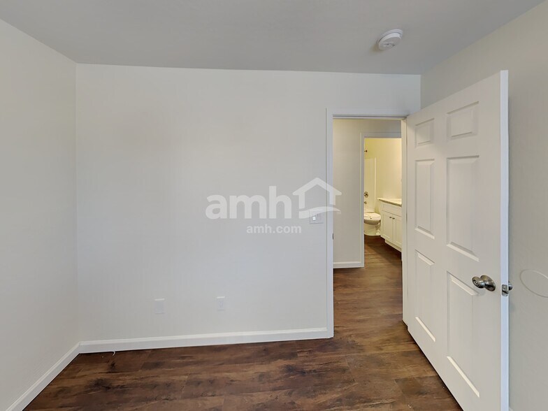 Building Photo - 1713 E Bradstock Way