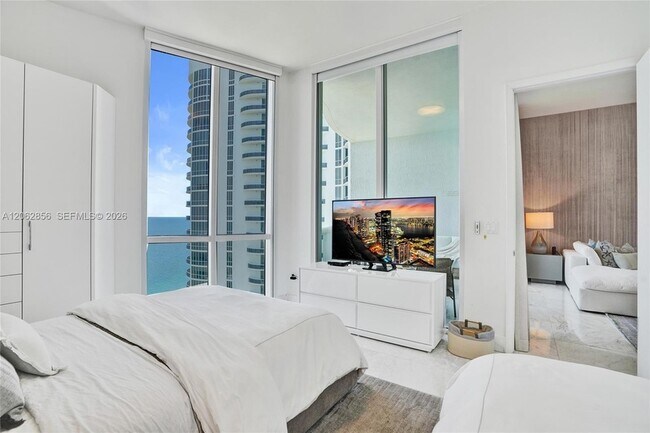 Building Photo - 16001 Collins Ave