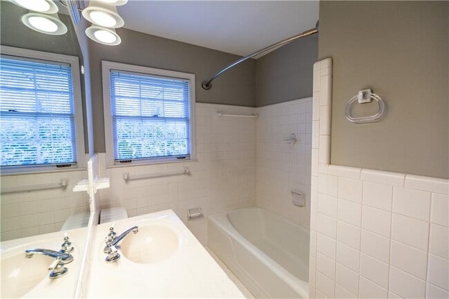 Building Photo - 2418 Sagamore Hills Dr