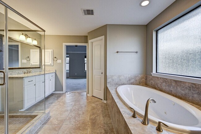 Building Photo - Charming 3-Bedroom Home with Modern Amenit...