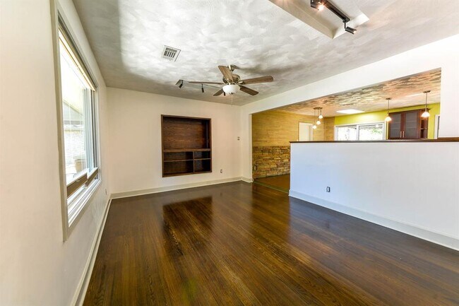 Building Photo - 2014 Woodvine Dr