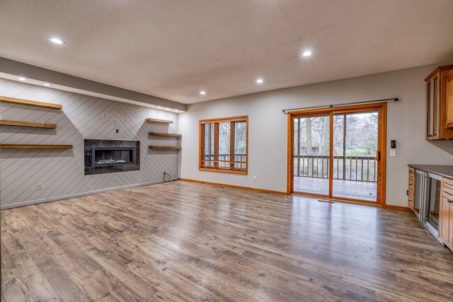 Building Photo - 7123 Yorktown Ln N