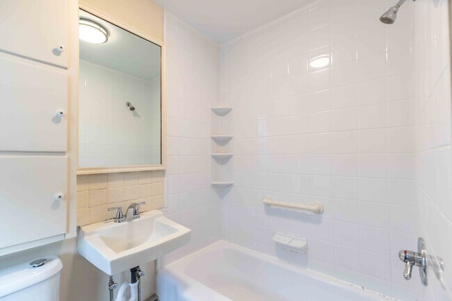 Building Photo - 2 bed/1 bath Townhome in WC Boro w/Off Street Parking