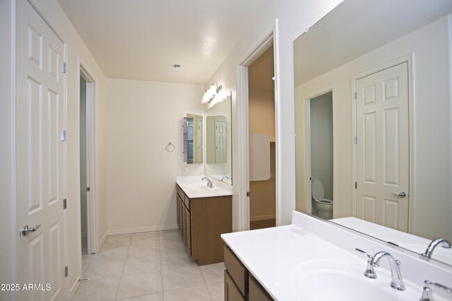 Building Photo - 976 W Finch Dr