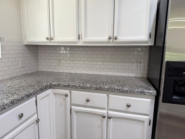 Building Photo - Gorgeous 2 bedroom 2 bath duplex in the trees